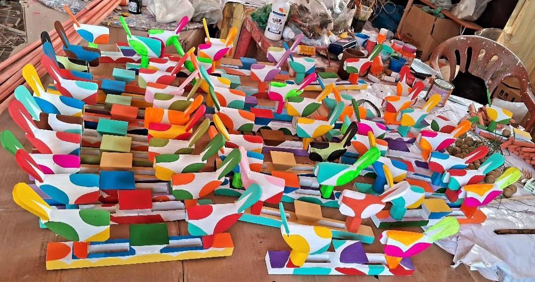 Brinquedos e peças de miriti hipnotizam pela leveza e vibração visual